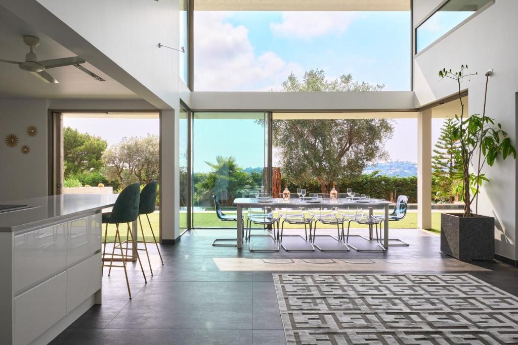 Cannes - Modern villa with 180° sea view - 3