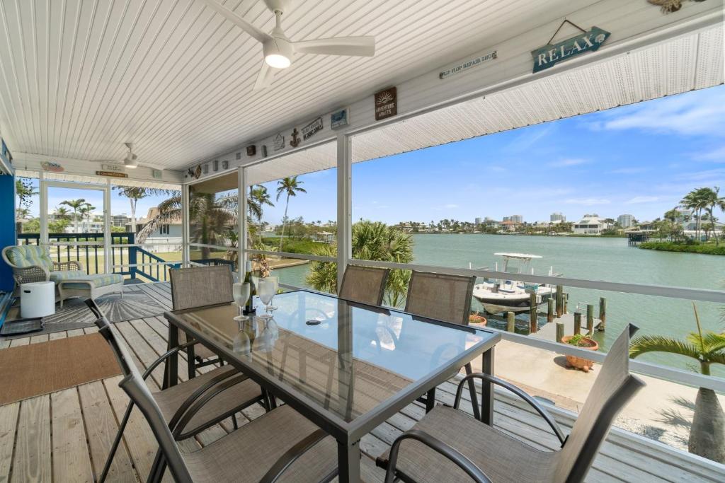 Scenic Island, Elegant 3-Bedroom Home w Beach, Bay, Boat Dock & More, Bonita Springs