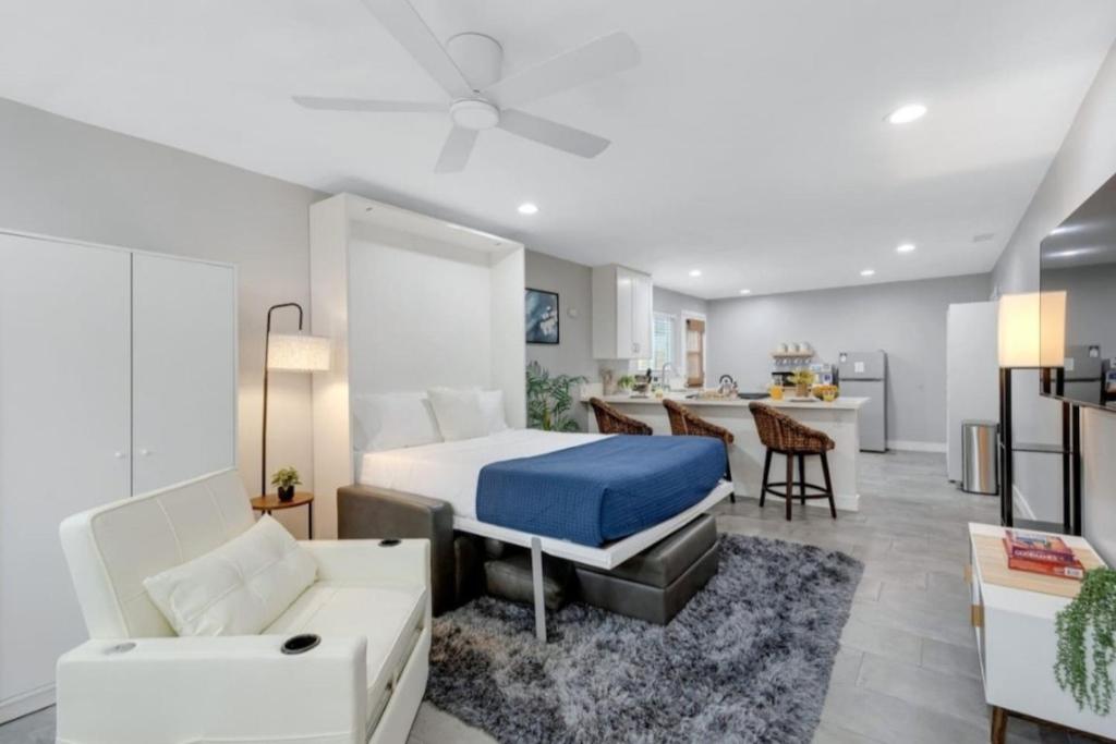 Studio 2 Pool Spa Min to Downtown Freeways Beaches, San Diego