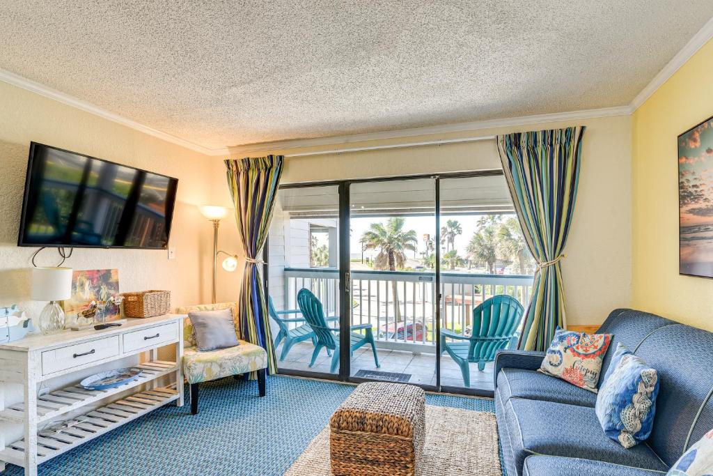 Stroll to Shore Gem with Pool Access in Galveston, Galveston