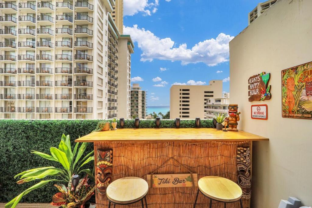 Surf & Sip Ocean View Tiki Style, Honolulu