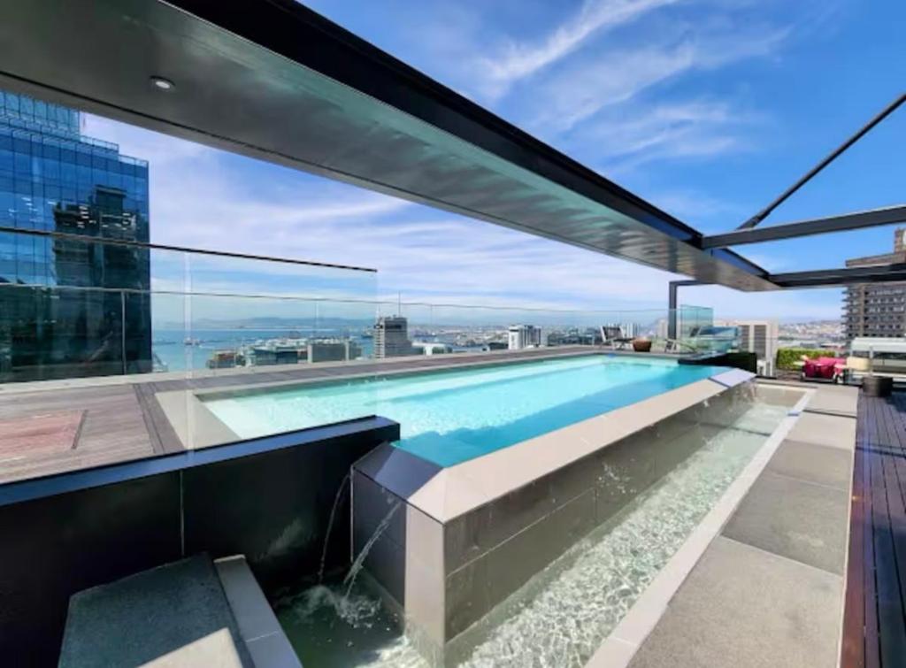 Skyline views Stylish Studio with Pool, parking no load shedding, Kapské Město