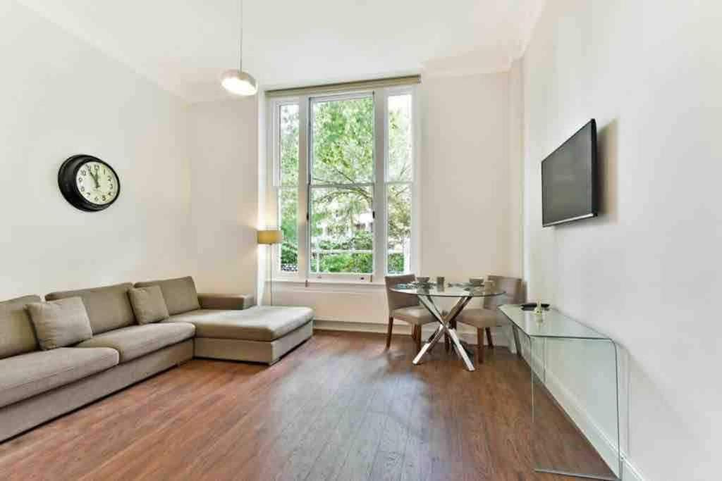 Amazing deluxe 5Star Notting Hill Hyde Park Apt, London