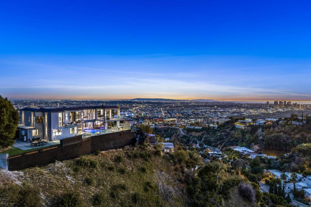Ocean to City Views, Fire Feature, Water falls Dream Oasis, Los Angeles