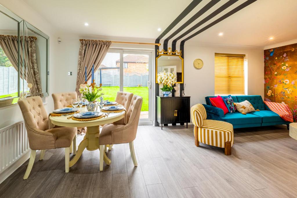 The Little Chinoiserie 2 bed house with large garden and only 7 min away from MK Central Rail station and City Centre, Milton Keynes