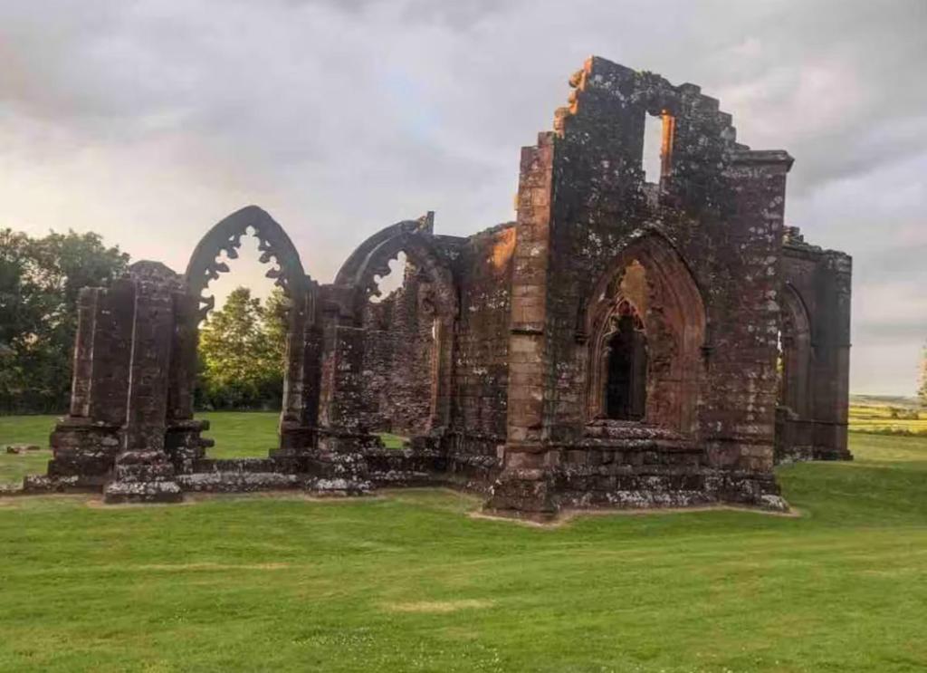 Modern 2 bed with secure driveway, Dumfries