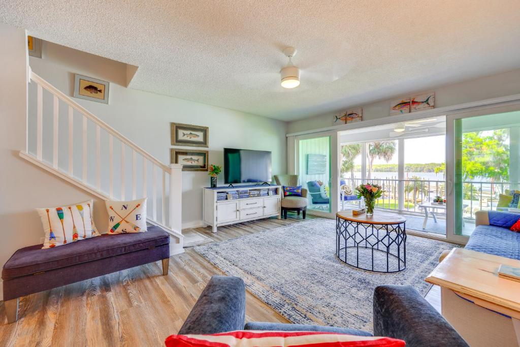 Private Balcony with Water Views Welaka Condo!, Welaka