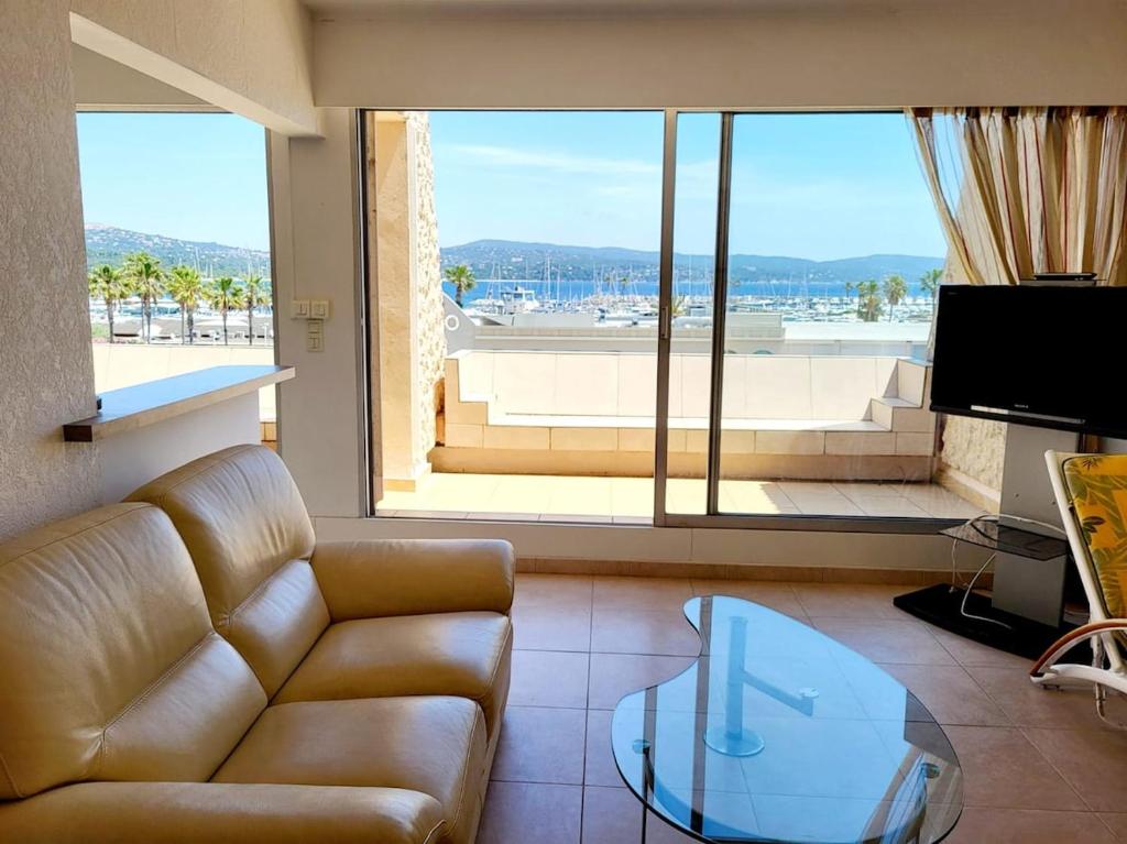 Superbe Appartement T3 vue mer en centre ville à 5 minutes à pied de la plage, Cavalaire-sur-Mer