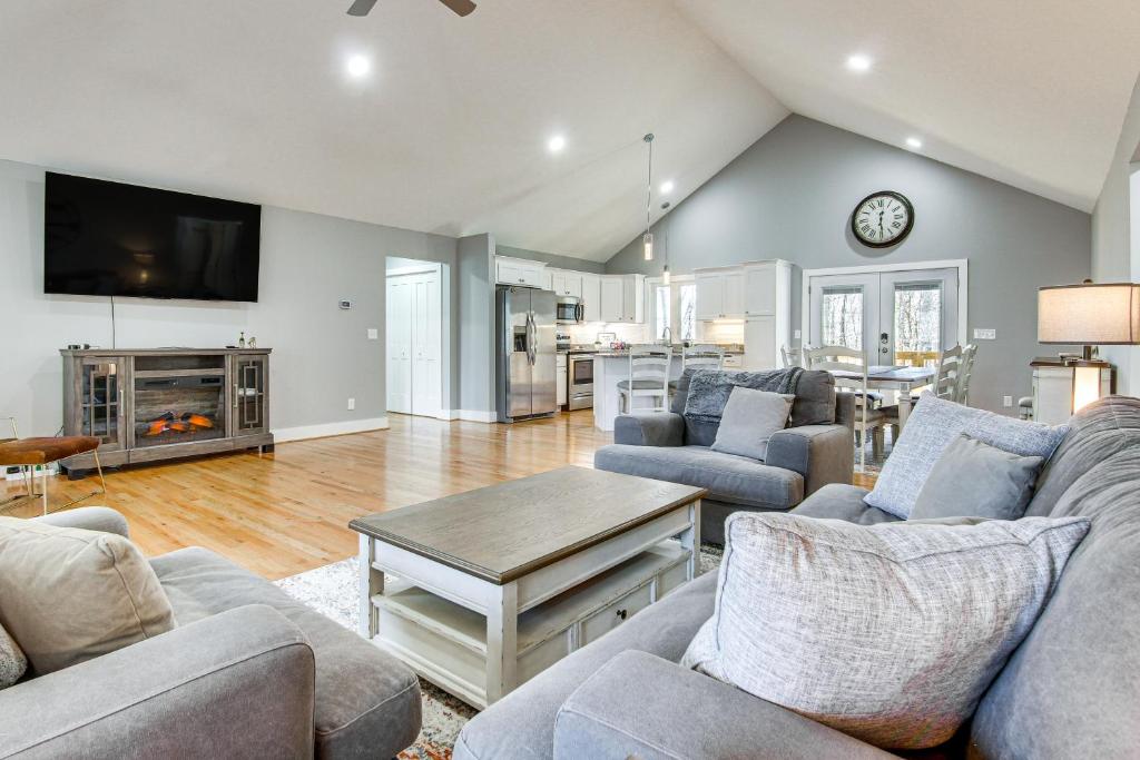 Modern Retreat with Mtn Views in Maggie Valley!, Maggie Valley