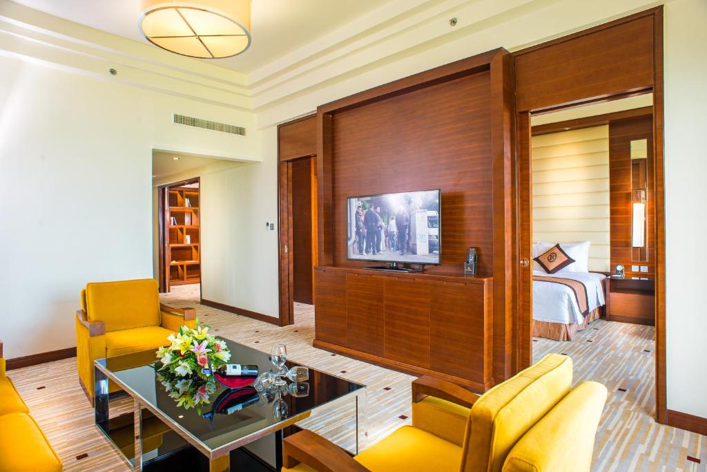 Shared lounge/TV area