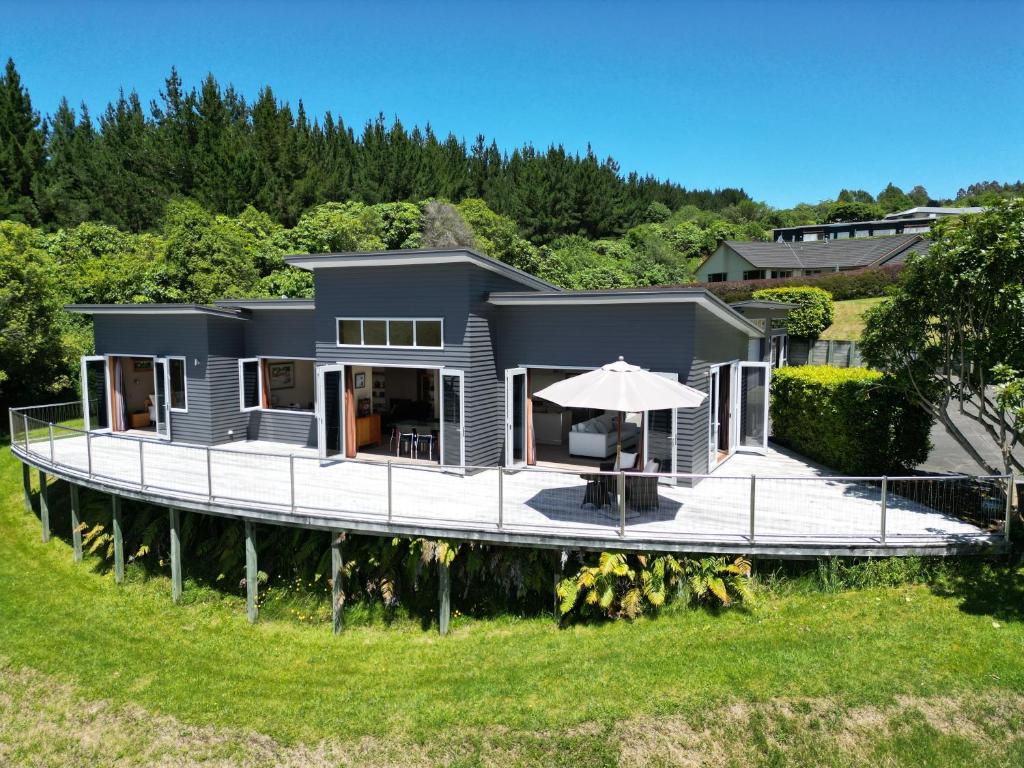 Spacious Home with a Lake View, Taupo