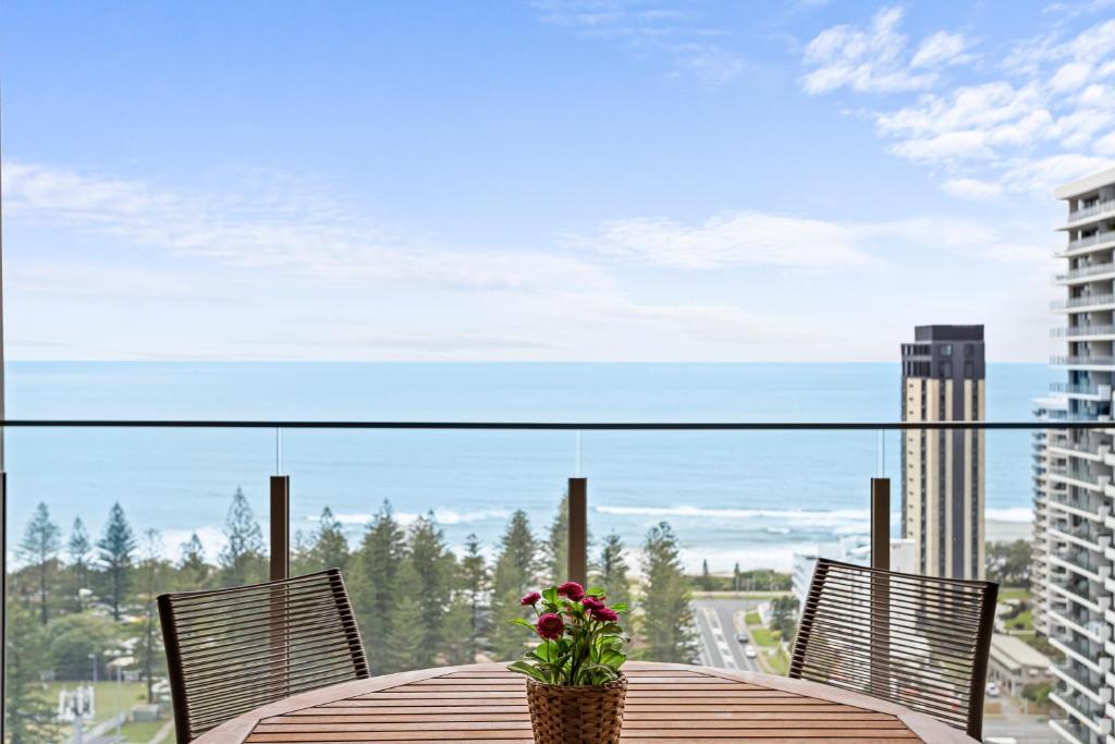 Stunning Ocean Views Broadbeach 3BR2BA Modern Apt, Gold Coast