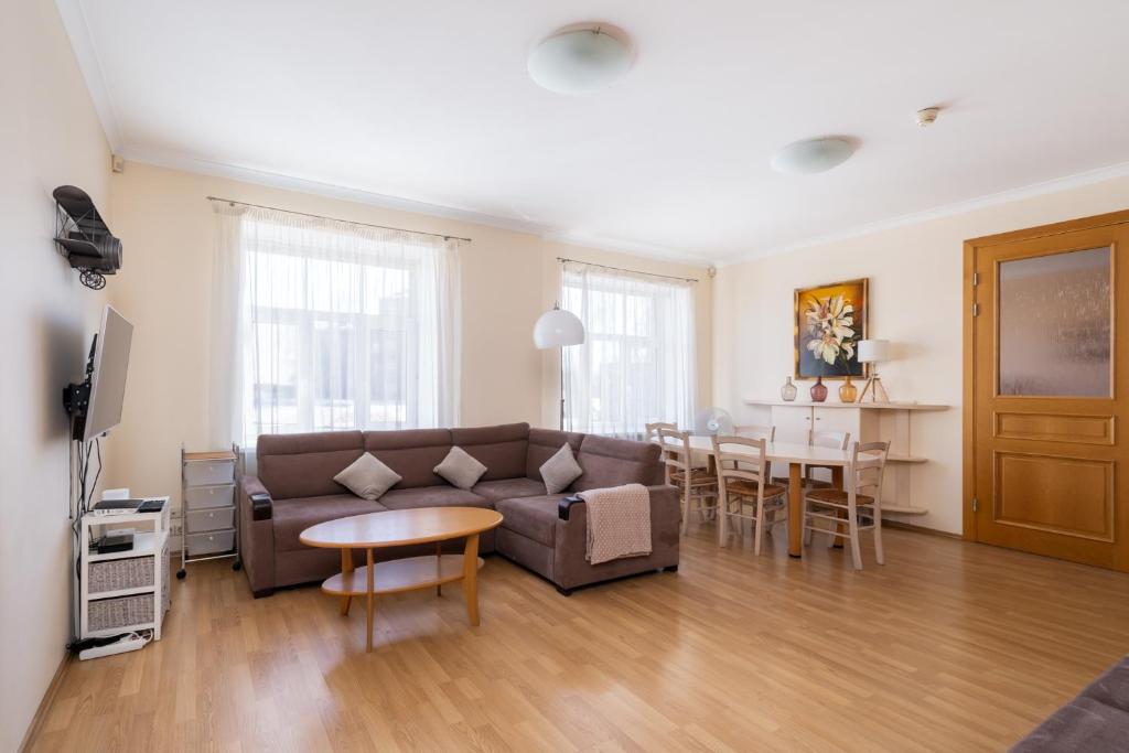 Large 3BR Apartment with Balcony 5 min to Old Town by Tram, Riga