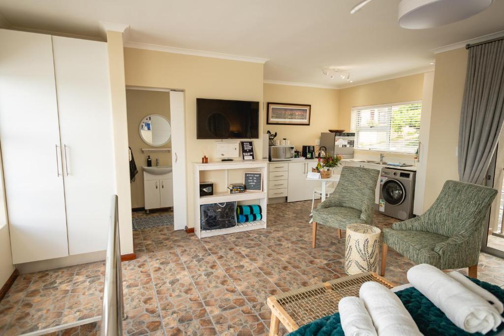 Hillside Hideaways - With Pool, Hermanus