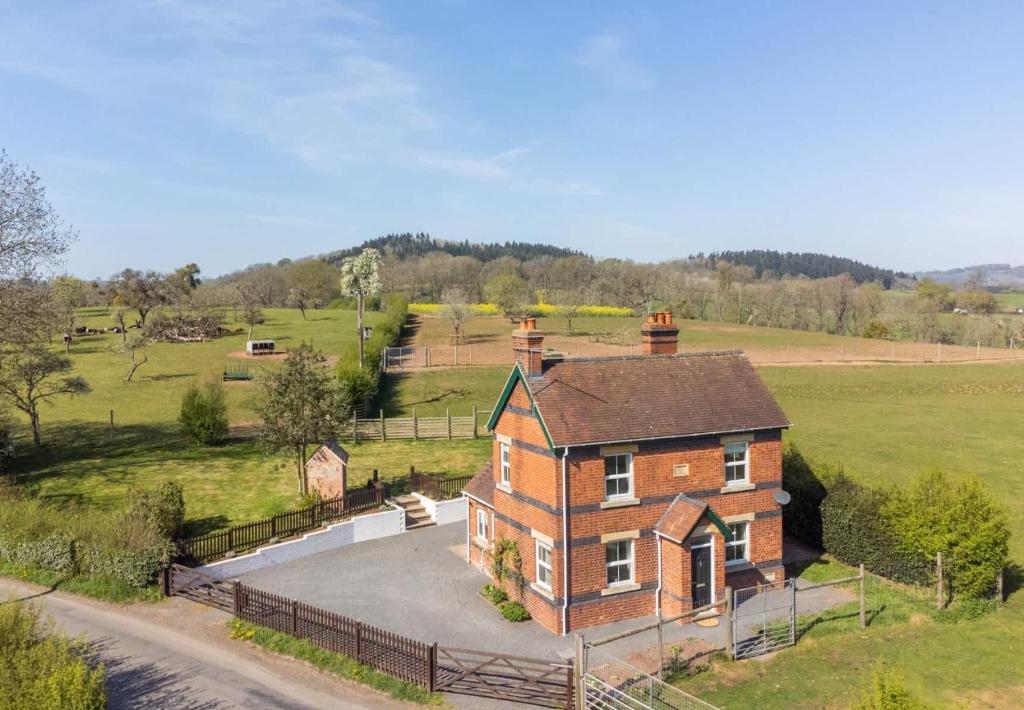 Coronation Cottage - Hot Tub Coming Soon, Leigh