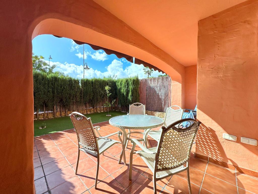 Beautiful 2-Bedroom Frontline Beach Apartment - 1
