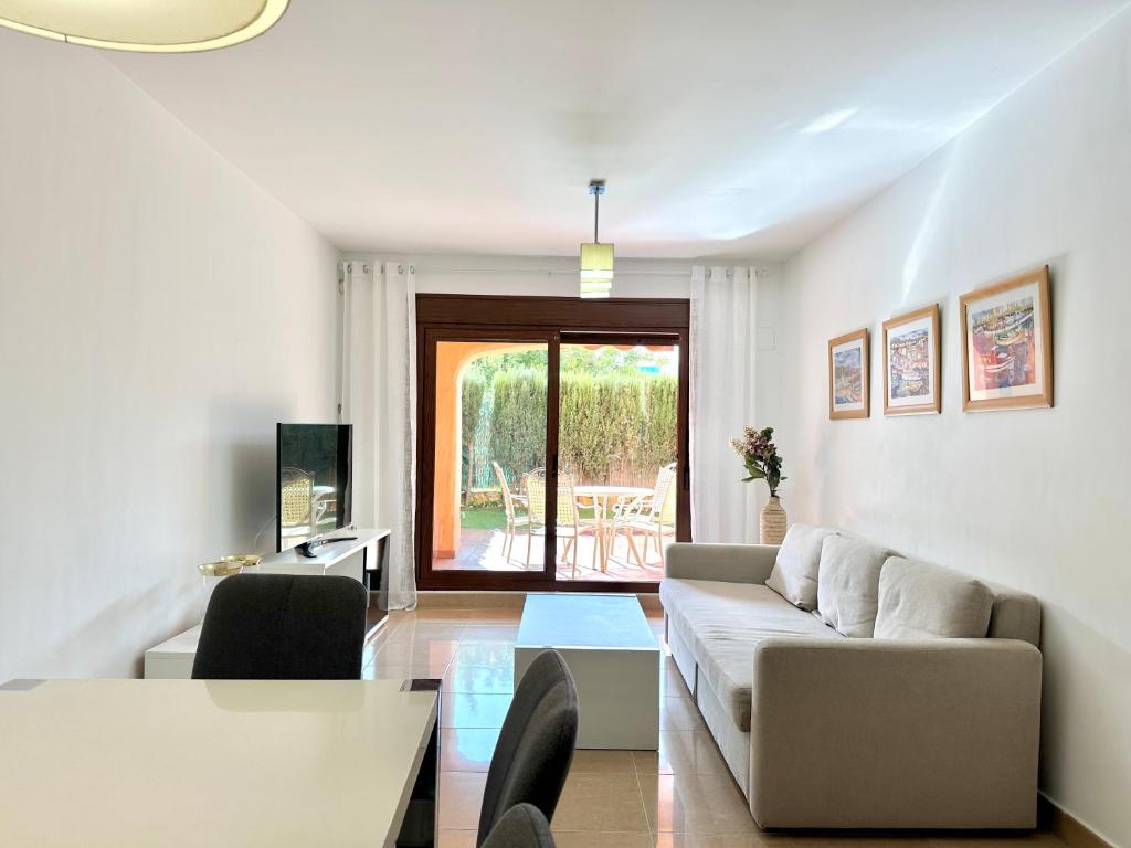 Beautiful 2-Bedroom Frontline Beach Apartment - 4