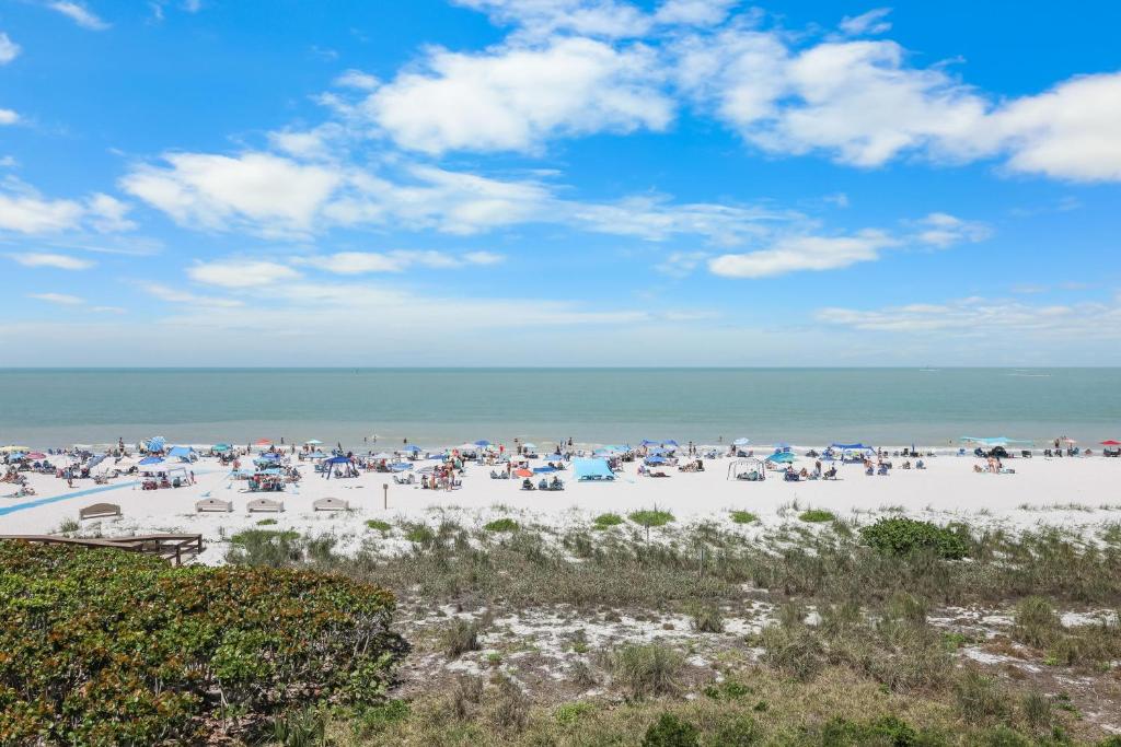 Unique beachfront condo with panoramic beach view, Marco Island