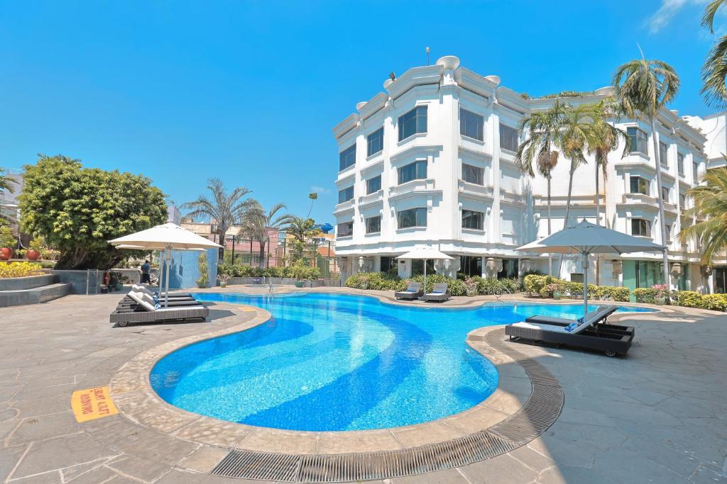 Swimming pool, Le Royal Méridien Chennai in Chennai