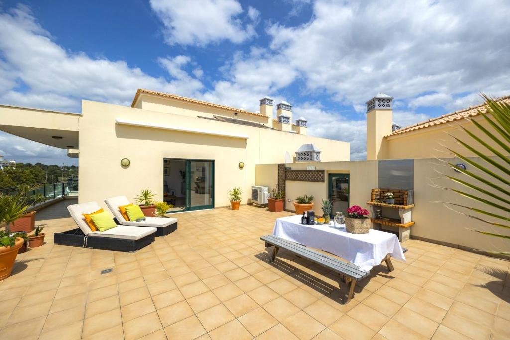 Penthouse Escape with Large Terrace, Pool & Garden, Quarteira