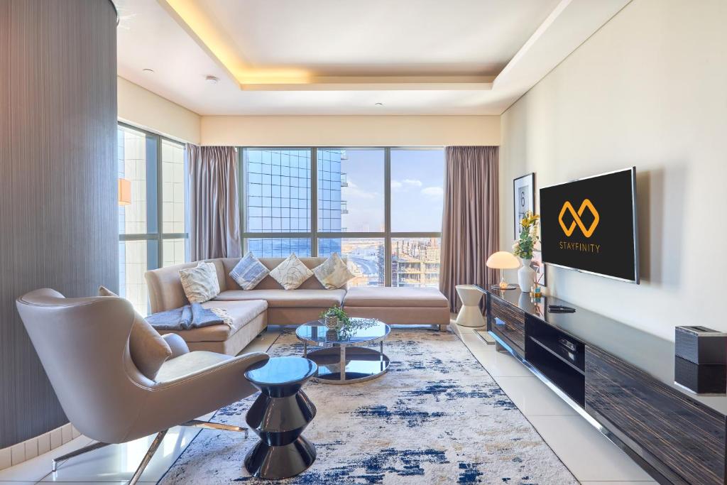 Spacious 2 Bedroom Apartment in DAMAC Towers by Paramount Dubai with Pool Gym Free Parking Sleeps 4 by Stayfinity, Dubaï