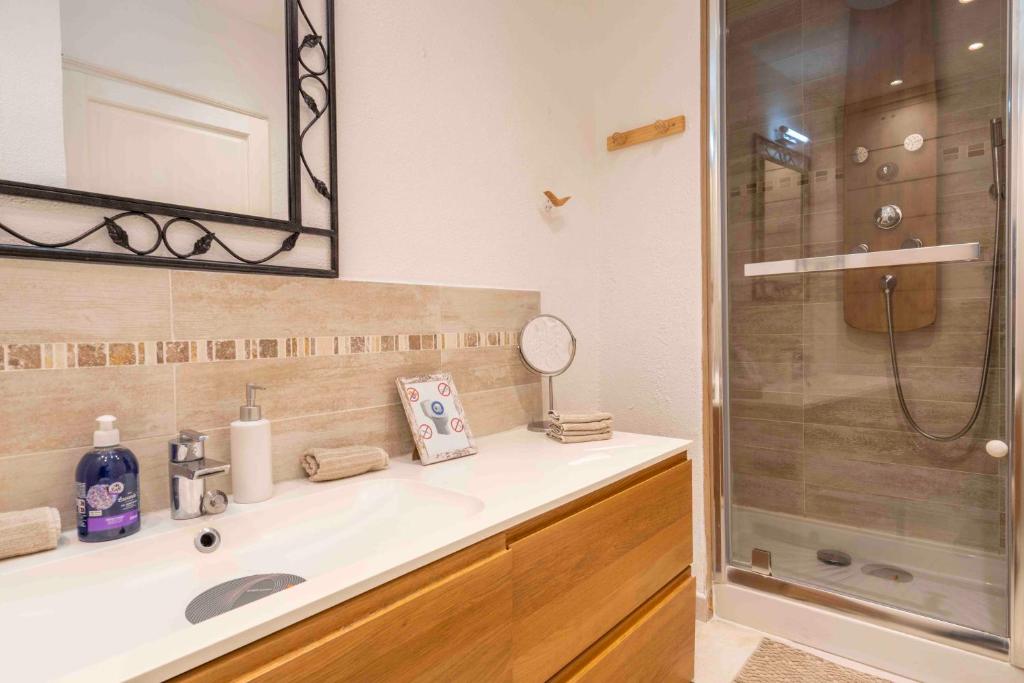 Charming flat, fully equipped, air conditioning, beach only 300m - LA LOGE - 4
