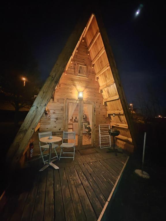Tipi en bois tout équipé avec balnéo, Rillieux