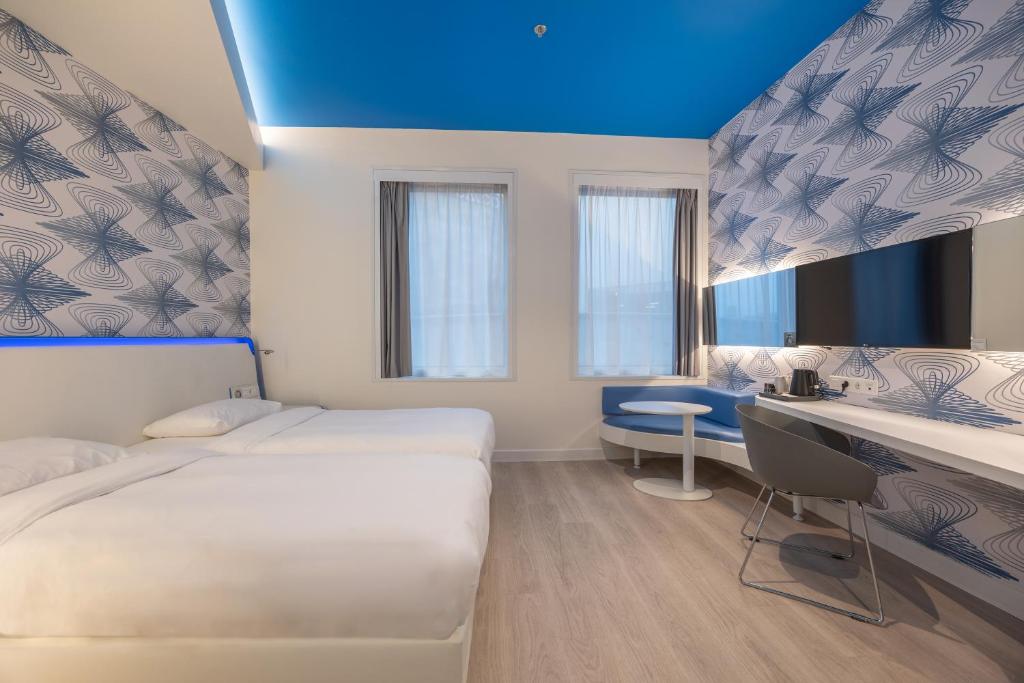 Hotel Room 4