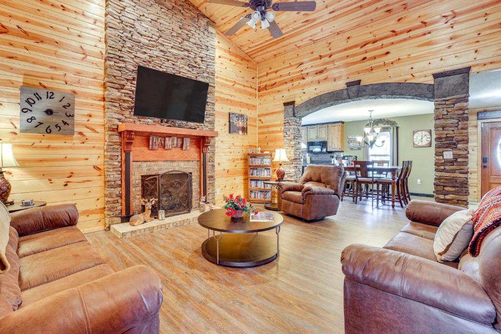 Fire Pit and Game Room Lakefront Escape in Trenton!, Trenton