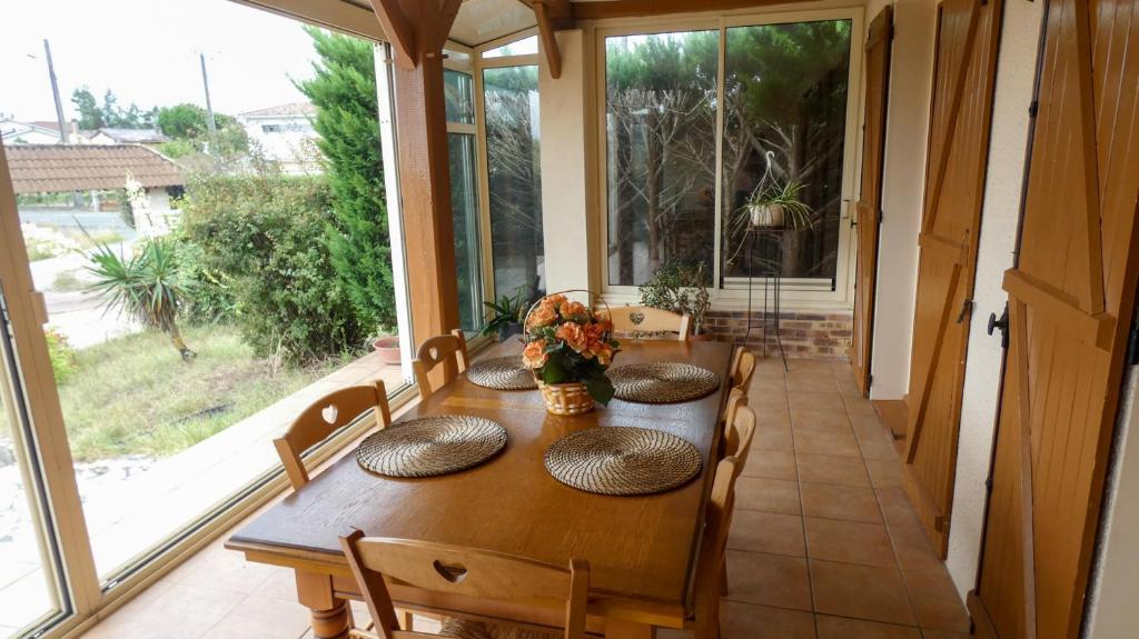 L'Evasion, maison spacieuse, véranda, parking, Saint-André-de-Cubzac