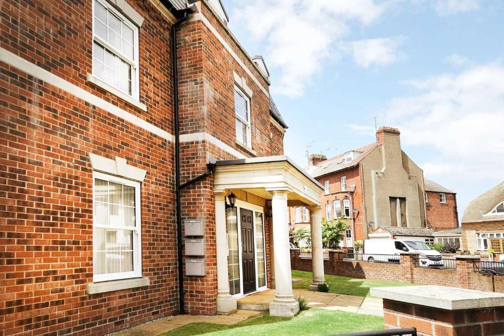 Seaside View Apartment - Sunny bright two bedroom apartment - Lift inside, Filey