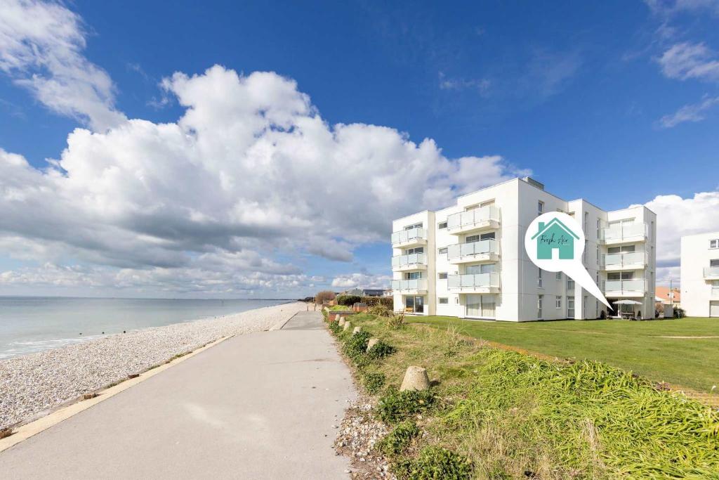 Stylish Ground Floor Apartment with Sea Views, East Wittering