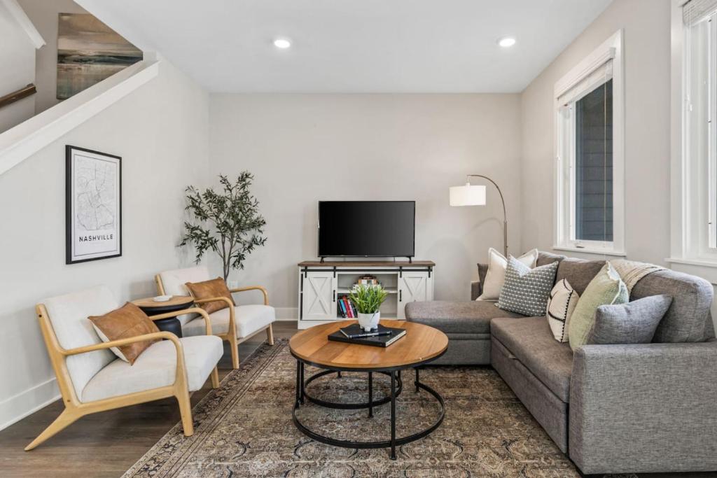 Luxe Home with Gated Parking Private Balcony and 4 miles to Downtown, Nashville