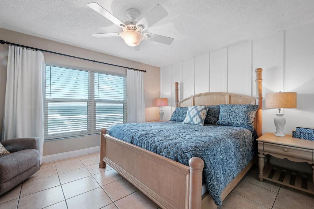 Marvel at the spectacular views from this bright corner condo!, New Smyrna Beach