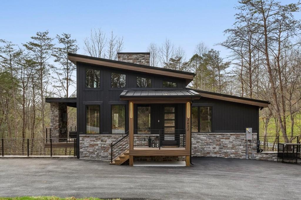 Honeybear Hideaways - Luxury Cozy Mountain Golf Retreat with Indoor Pool, Hot Tub, Sauna and Game Room, Sevierville