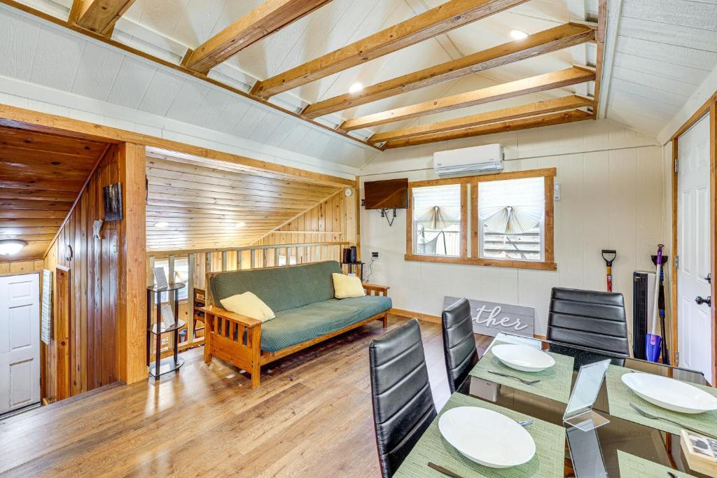 Tiny Home with Deck and Mtn Views in Lake Arrowhead!, Lake Arrowhead