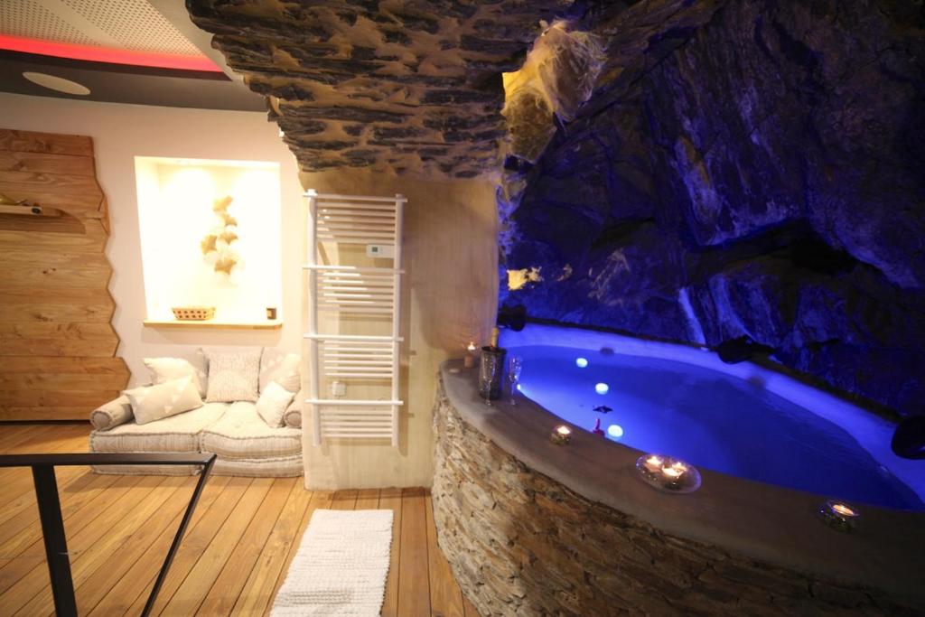 Spa Troglodyte avec Cour, à 20m des Plages, LoveRoom avec Jacuzzi ''Le Ginkgo'' - 5