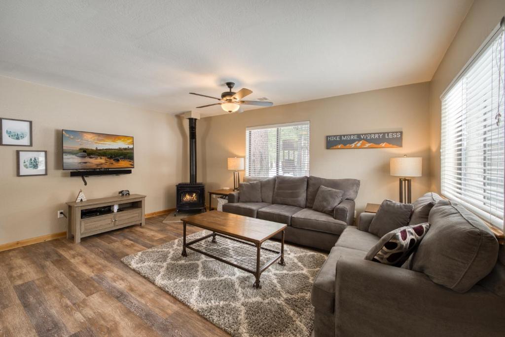 Pebble Place at Tahoe Donner by Tahoe Getaways - Pet Friendly, Single Level w HOA, Truckee