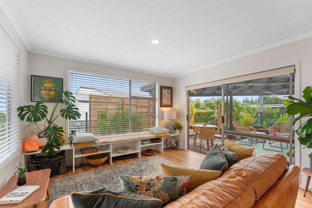 Lake View Retreat - lake views with BBQ & Pizza Oven, Taupo