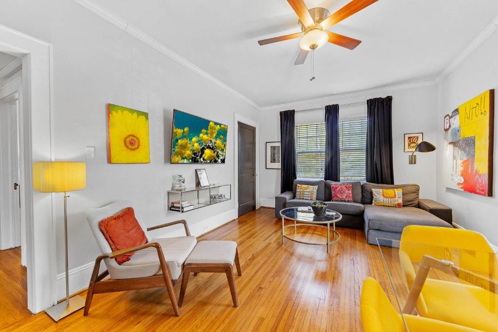 Bright and Restful 2BR near Uptown with Balcony, Charlotte