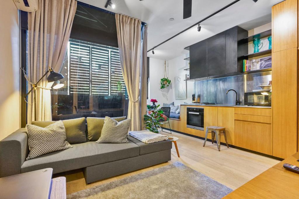 Quirky Retreat - A Charming 1BR in Trendy Collingwood, Melbourne