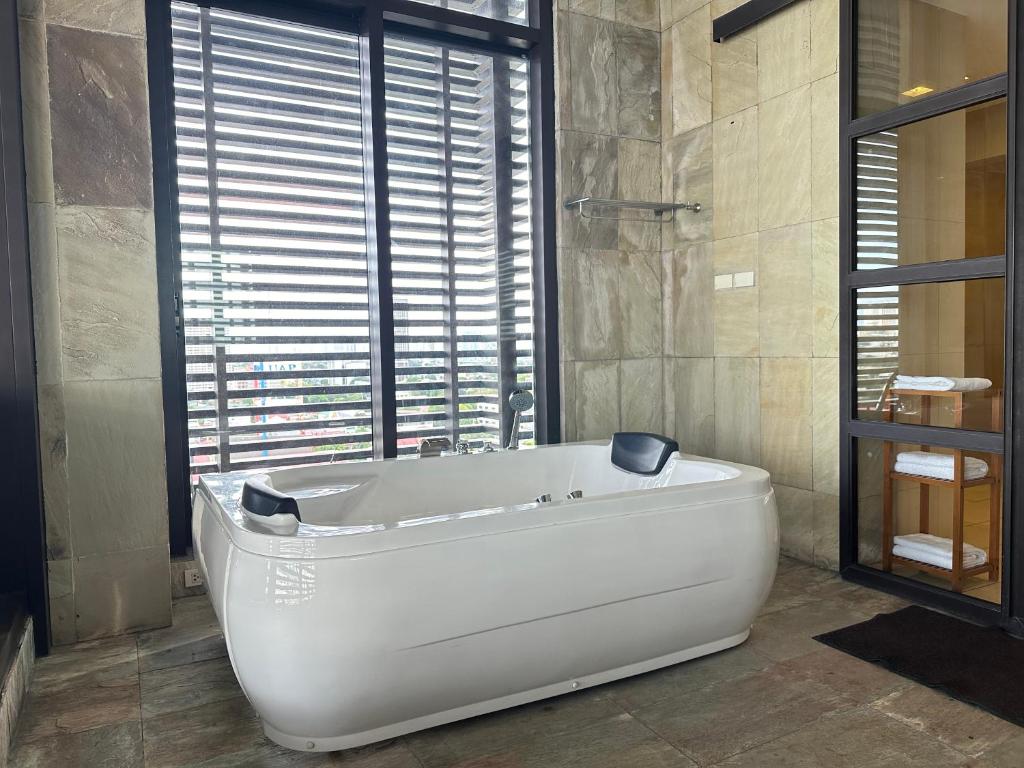 Facilities, Luxent Hotel in Manila