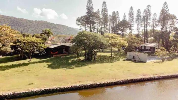 Rustic House on Armação Beach, Florianópolis
