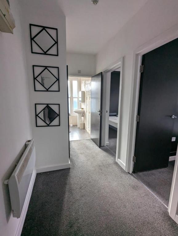 Belvoir Bank central apartment with parking, Coalville