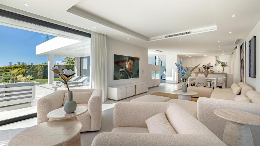 VACATION MARBELLA I Villa Martinica, Turquoise Heated Pool, Rooftop Hot Tub with Sea View, Cine Room, Night Security, Alarm System, 5 min to the Beach - 5