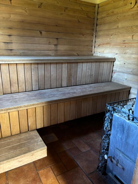 Kuningatalu Palkmaja, Roosisaare