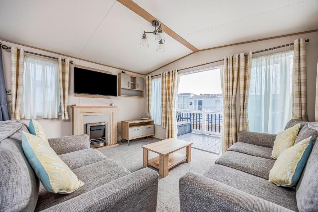 Charming Home in Lakeside Park Pass The Keys, Chichester