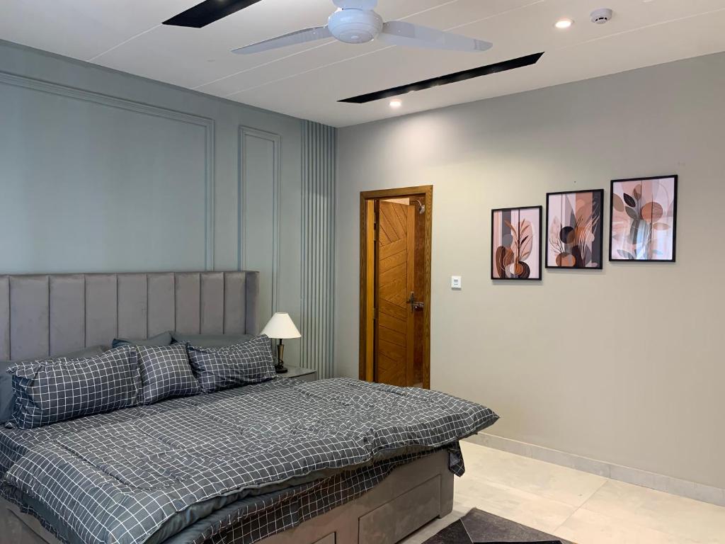 The Studio, Rávalpindí