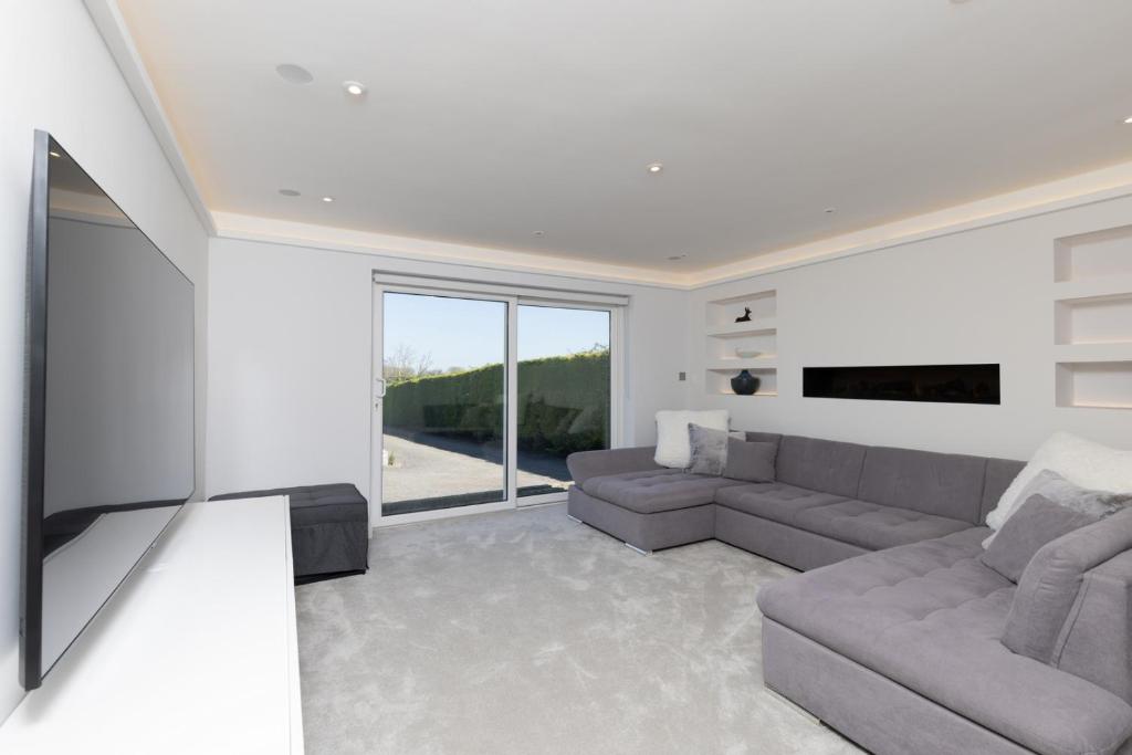 Spacious 4BD Smart Home in Idyllic Rural Setting, Royal Wootton Bassett