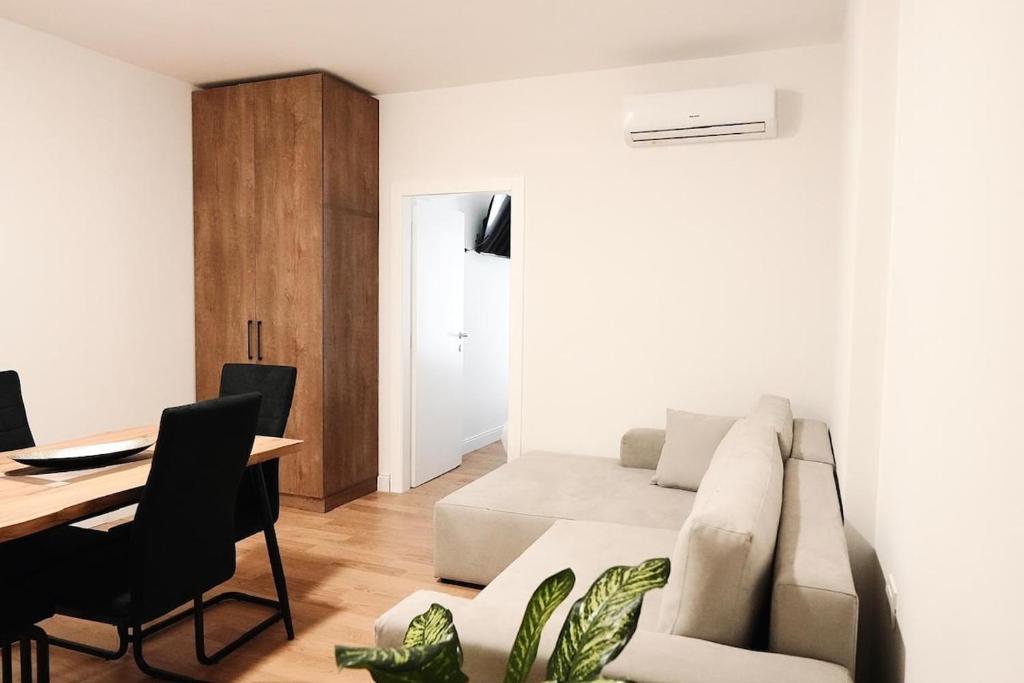 Apartment 105, Тирана